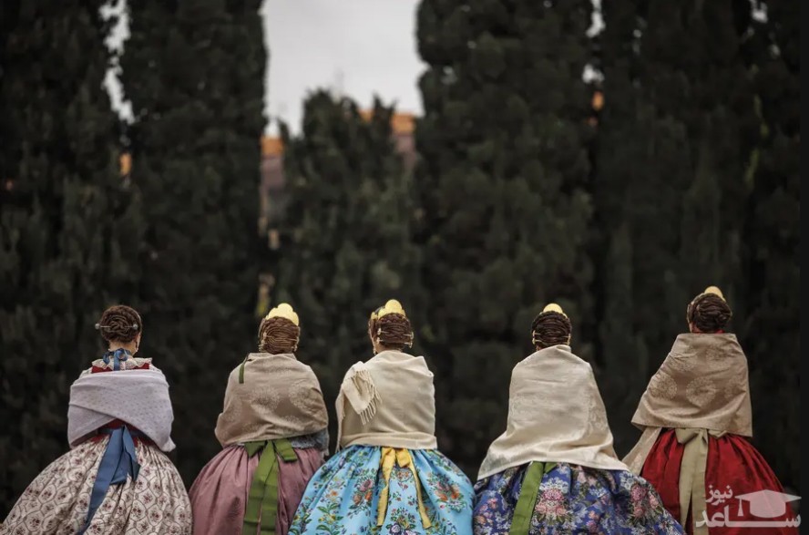 پوشیدن لباس های سنتی اسپانیایی از سوی زنان در جریان جشنواره ای در شهر "والنسیا" اسپانیا/ EPA