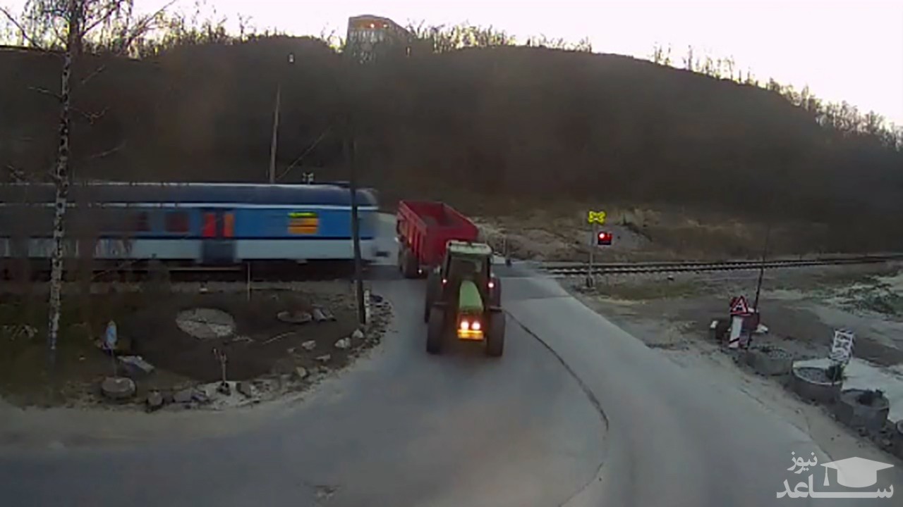 (فیلم) تصادف وحشتناک قطار با تراکتور 