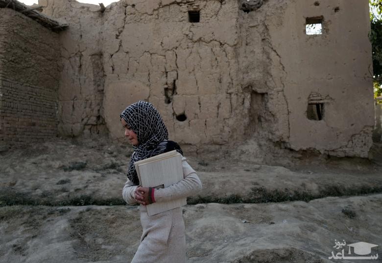 عزیمت نوجوان افغان به کلاس قرآن در شهر کابل/ رویترز