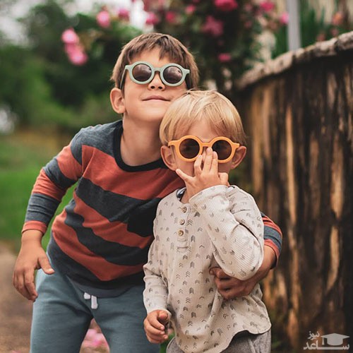 دو کودک با عینک آفتابی 