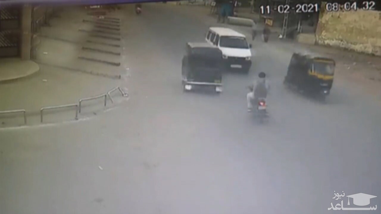 (فیلم) تصادف موتور با ون به دلیل سبقت نابجا