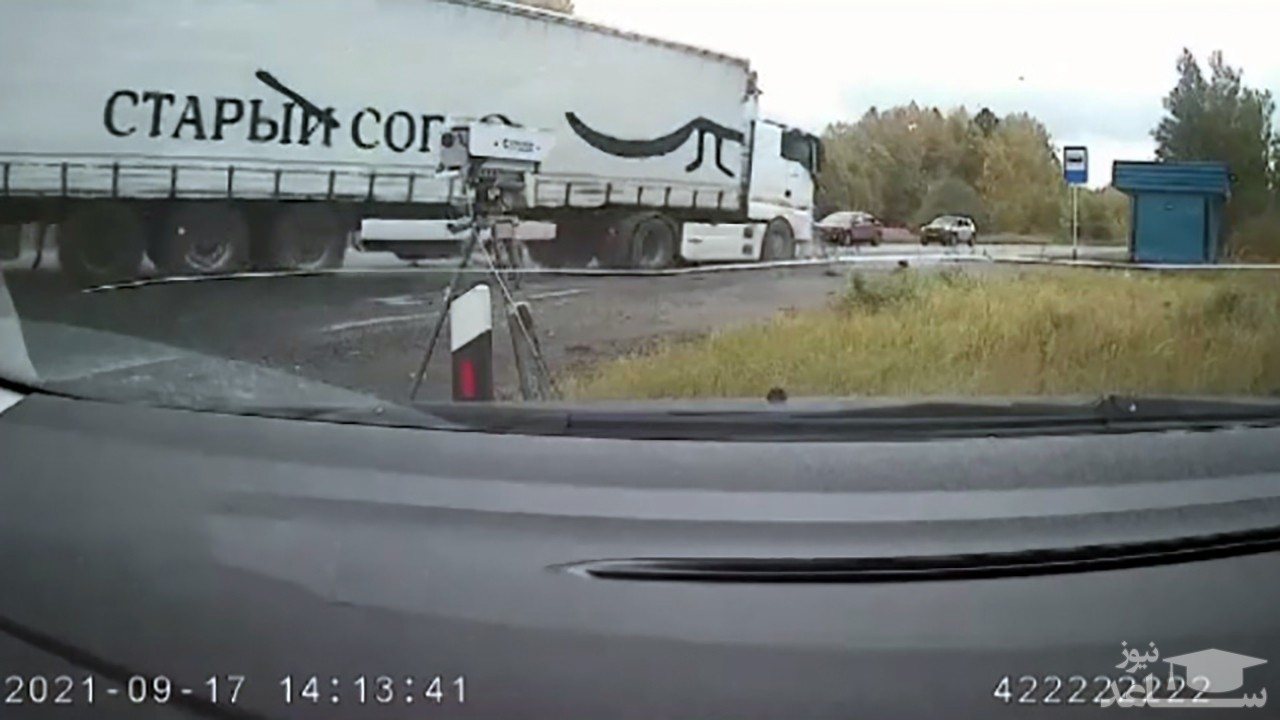 (فیلم) تصادف تریلی با خودروی سواری در مقابل ماشین پلیس