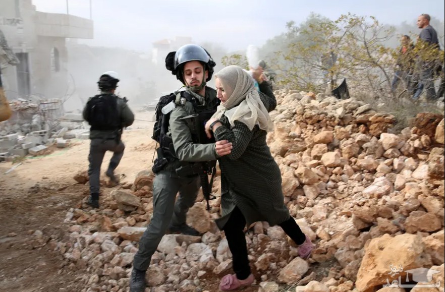 خانواده فلسطینی که خانه شان در حومه شهر الخلیل در کرانه باختری رود اردن از سوی نیروهای اسراییل تخریب شده است./ رویترز و EPA