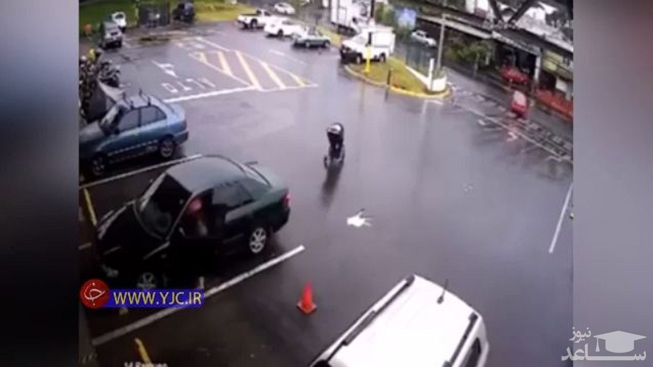 (فیلم) لحظه نفس‌گیر ورود کالسکه نوزاد به خیابان