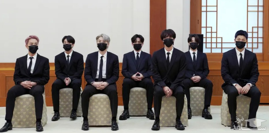 اعضای گروه موسیقی پسرانه " بی تی اس" کره جنوبی در کاخ ریاست جمهوری در شهر سئول و در مراسم انتصاب این گروه به عنوان نماینده ویژه رئیس جمهور برای نسل ها و فرهنگ آینده/ EPA