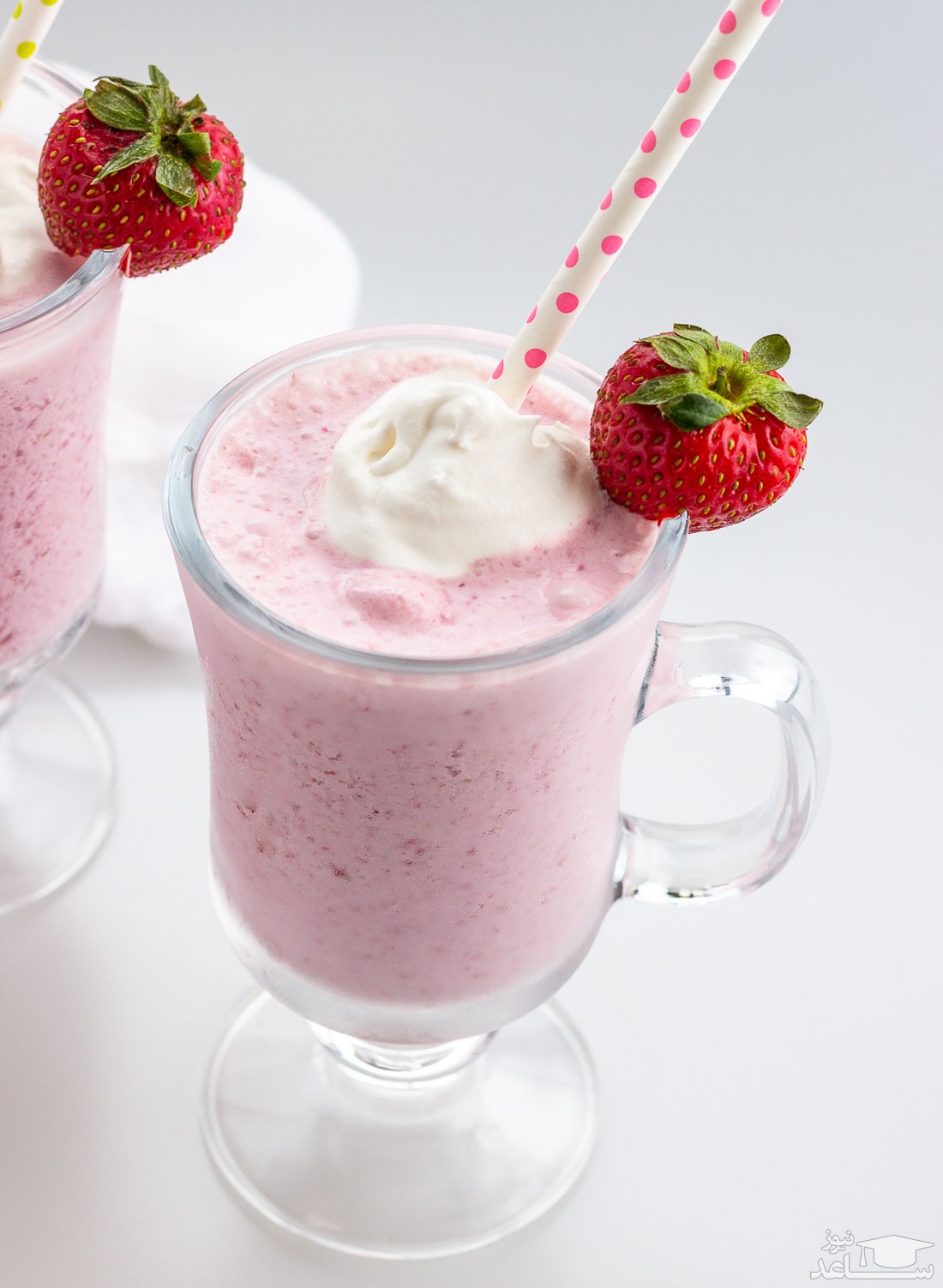 اسموتی با پودر بادام‌زمینی و توت‌فرنگی