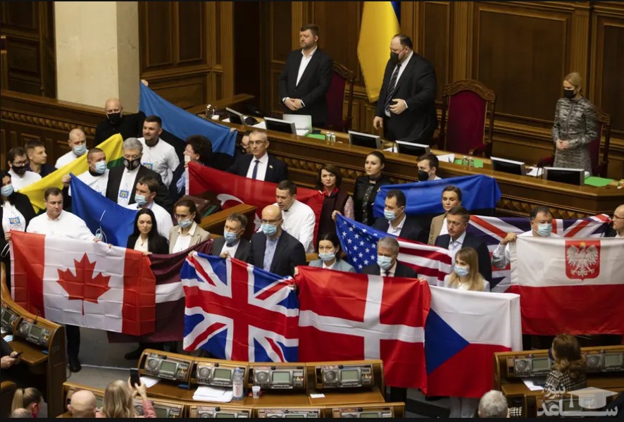 نمایندگان مجلس اوکراین به نشانه قدردانی از حمایت های کشورهای حامی اوکراین، پرچم آنها را در دست گرفته اند./ آسوشیتدپرس
