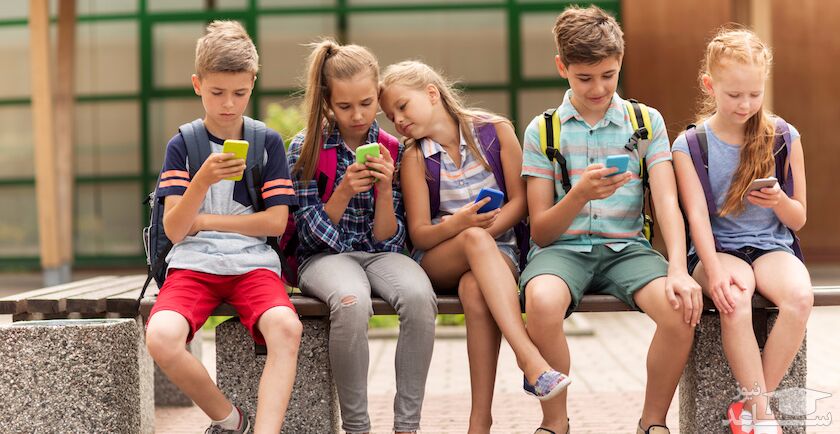 کودکان در حال استفاده از موبایل
