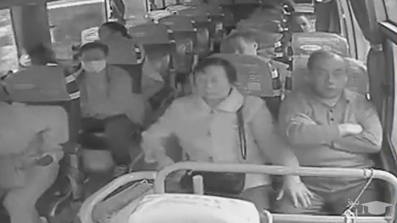 (فیلم) تصادف اتوبوس برای فرار از برخورد با عابران پیاده