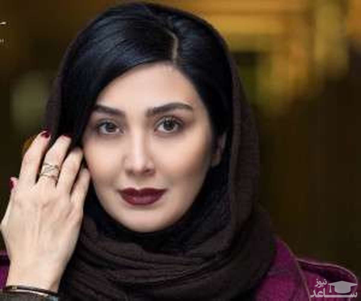 کتاب خوانی مریم معصومی در مکانی دنج و زیبا