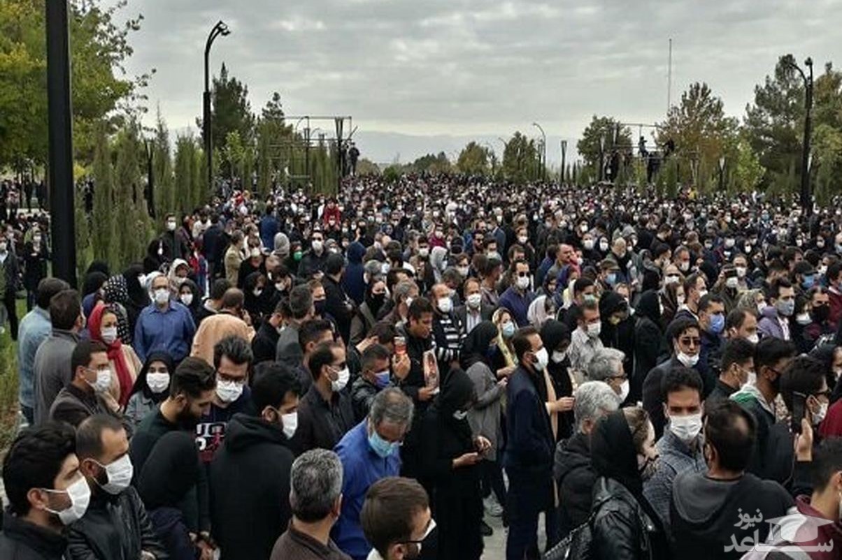 (فیلم) حضور مردم از ساعاتی پیش از تشییع محمدرضا شجریان در آرامگاه فردوسی