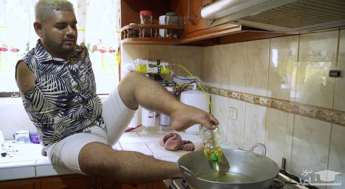(فیلم) آشپزی ماهرانه مردی که دست ندارد!