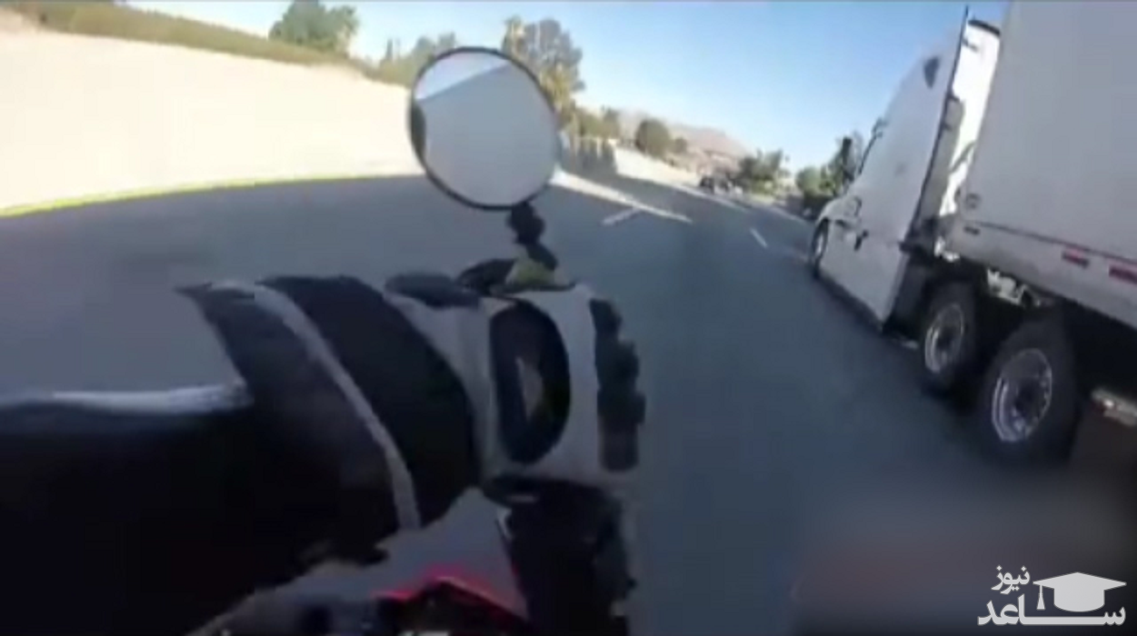 (فیلم) عبور نفس‌گیر کامیون از روی راکب موتورسیکلت