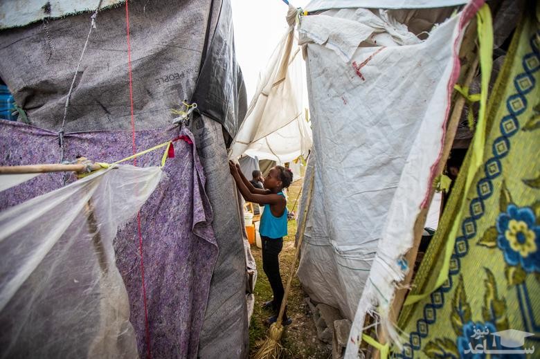 چادرهای برپا شده برای اسکان زلزله زدگان هاییتی در زمین فوتبال یک استادیوم ورزشی