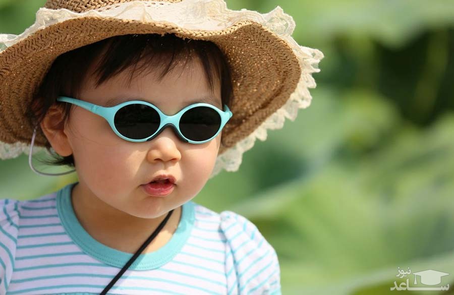 تصویر کودک با عینک آفتابی
