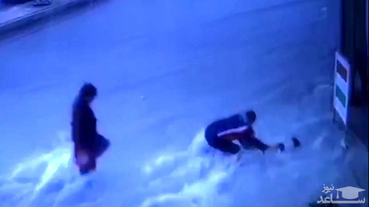 (فیلم) لحظه غرق شدن پسربچه برازجانی در سیل
