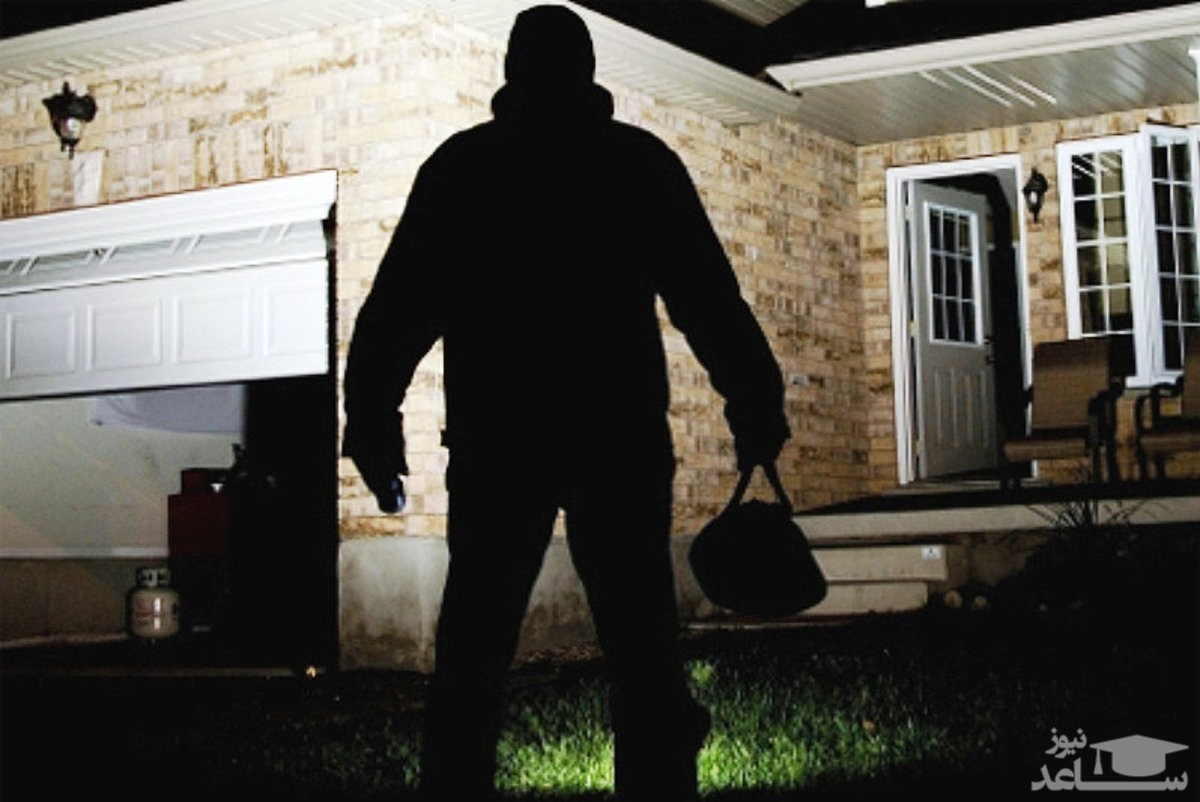 (فیلم) گیر افتادن دزد ناشی لای نرده‌های پنجره