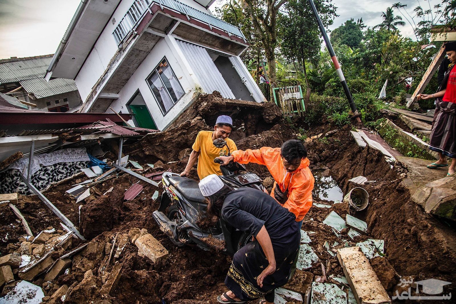 لحظه وقوع زلزله ۷.۶ ریشتری در اندونزی +فیلم