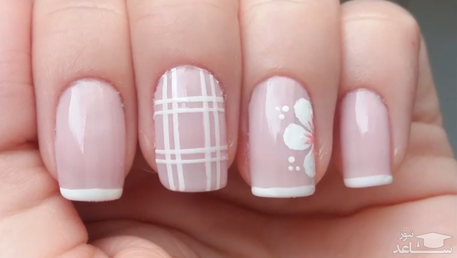 ویدیوی آموزش طرح گل ساده و شیک روی ناخن ها