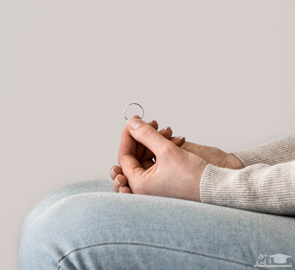 حلقه ازدواج در دست زن