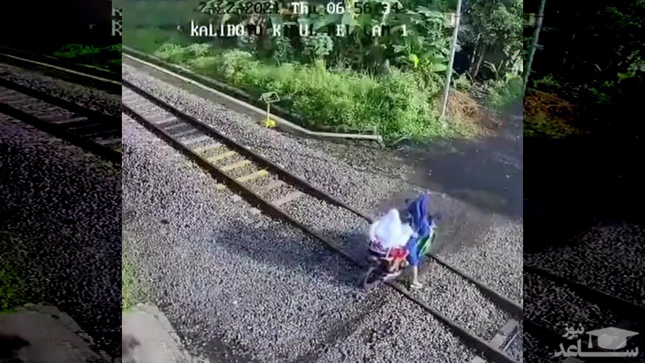 (فیلم) فرار لحظه آخری موتور سیکلت از روی ریل