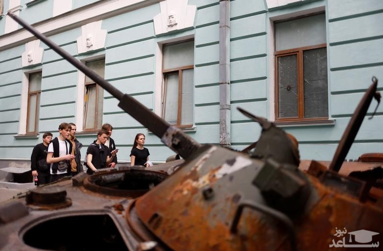 به نمایش گذاشتن تانک های منهدم شده ارتش روسیه برای بازدید عموم در شهر "کی یف" اوکراین/ رویترز