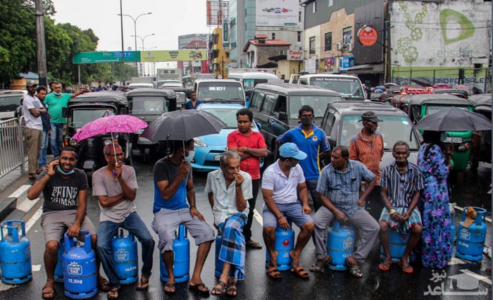 صف شلوغ پر کردن کپسول های گاز مایع در شهر کلمبو سریلانکا. سریلانکا در هفته های گذشته با بحران کمبود سوخت دست و پنجه نرم می کند./ خبرگزاری فرانسه