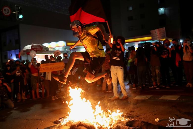 پریدن از روی آتش یک معترض