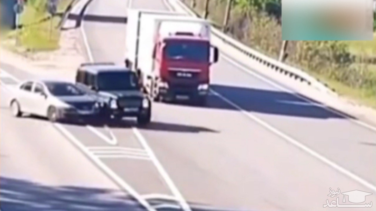 (فیلم) برخورد سه خودرو در بزرگراه، حادثه هولناکی را رقم زد