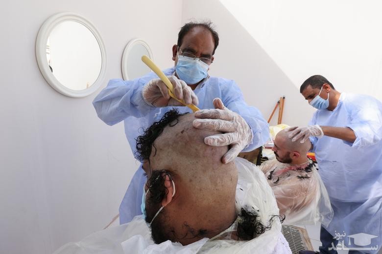 حاجیان در مکه در حال تراشیدن موی سرشان