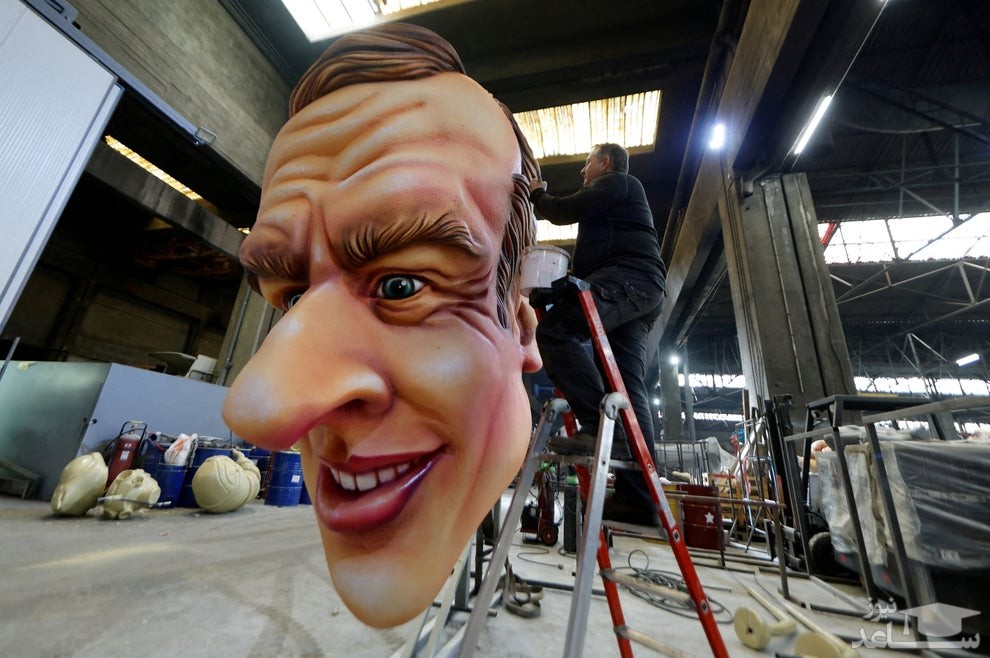 یک هنرمند فرانسوی در حال ساخت ماکت صورت "امانوئل ماکرون" رییس جمهوری فرانسه برای صدوسی و هفتمین کارناوال سالانه شهر "نیس" فرانسه/ رویترز