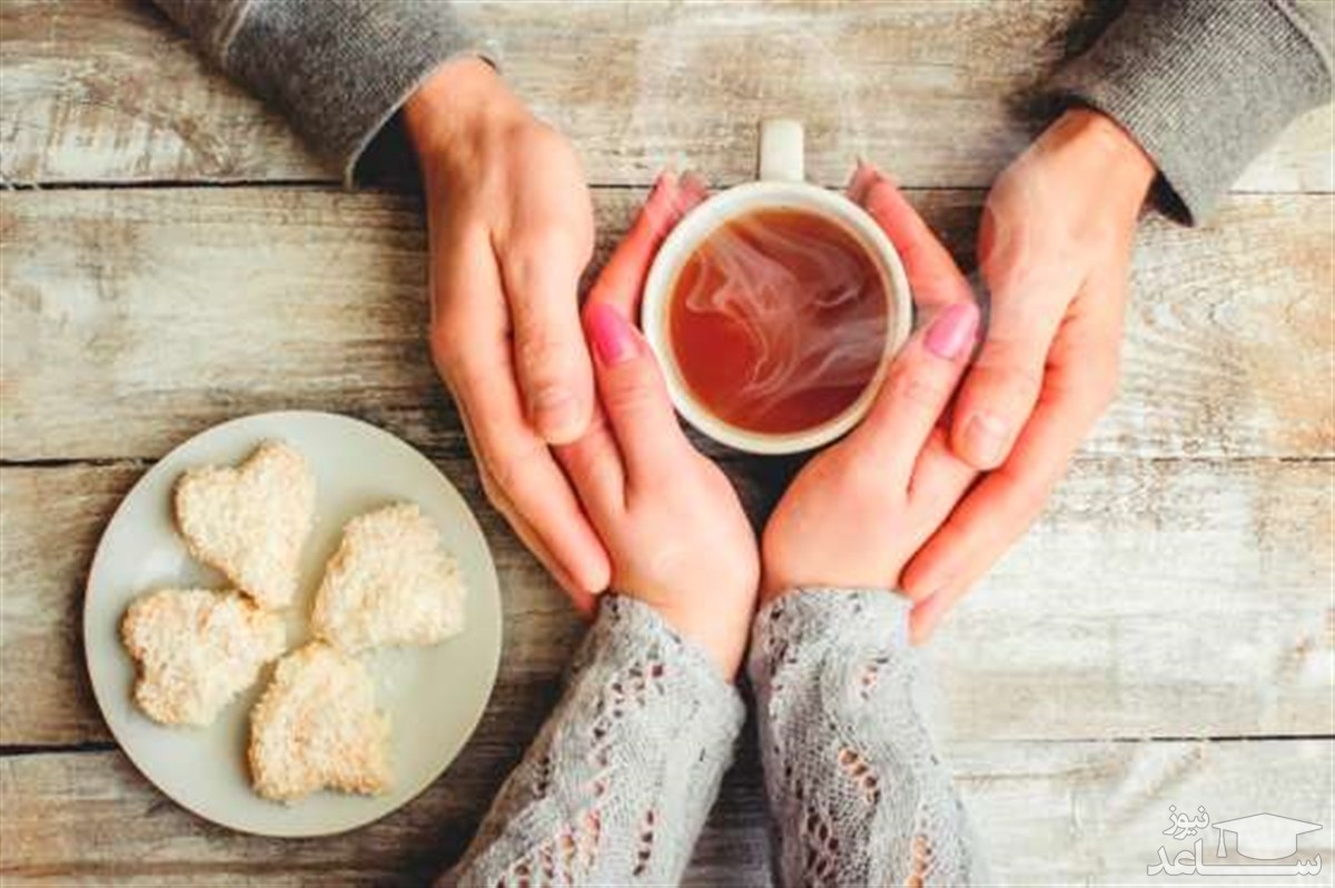 رابطه عاطفی زن و مرد دستان کنار یک چای