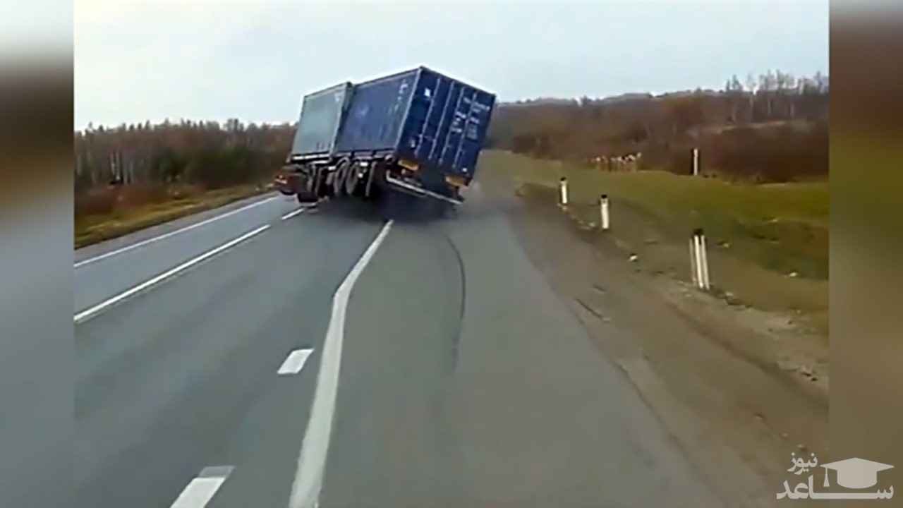 (فیلم) قیچی کردن تریلی در وسط جاده