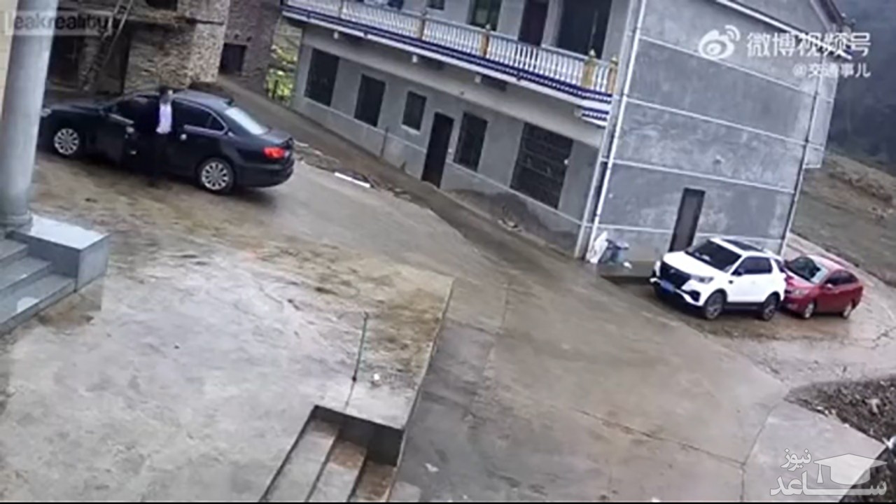 (فیلم) حرکت خود به خود اتومبیل و سقوط به گودال