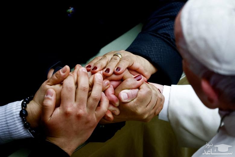 دست دادن پاپ فرانسیس با پیروانش در حاشیه موعظه هفتگی/ رویترز
