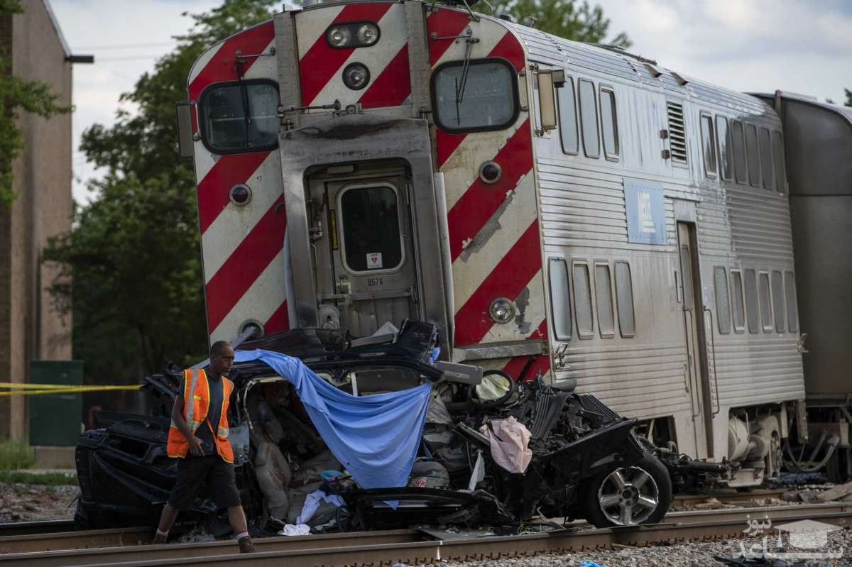 (فیلم) تصادف وحشتناک یک موتورسوار ناشی با قطار