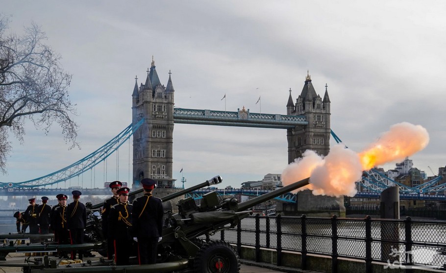 شلیک توپ به افتخار هفتادمین سالگرد سلطنت ملکه الیزابت دوم بر انگلیس/ خبرگزاری فرانسه