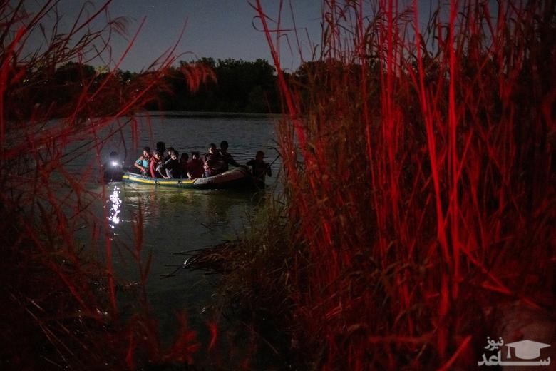 عبور مهاجران غیرقانونی از رود مرزی ریوگردانده بین مکزیک و آمریکا/ رویترز