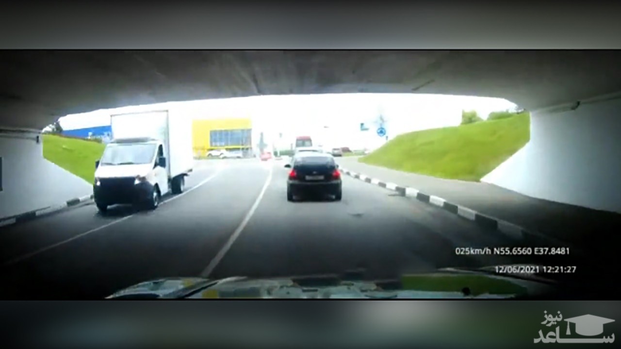 (فیلم) تشخیص نادرست ارتفاع پل، باعث دردسر راننده کامیونت شد