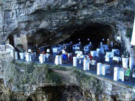 معرفی رستوران گروتا پالازس رستورانی در داخل غار