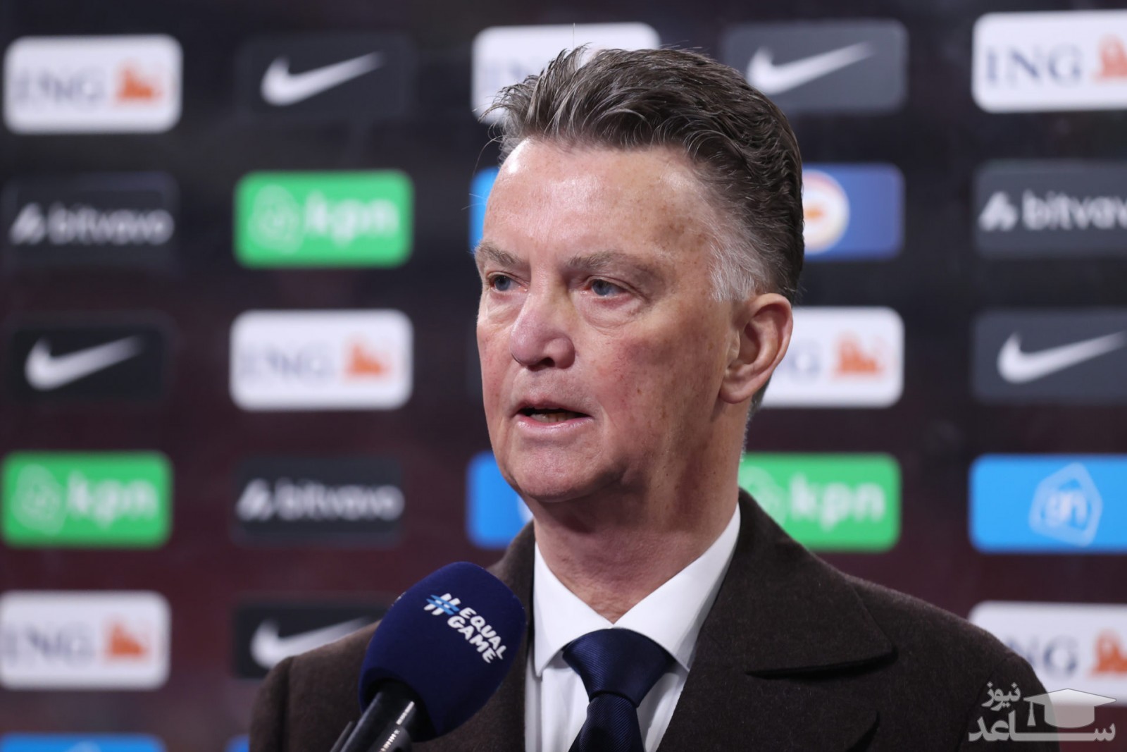 حرکات عجیب و غریب لوئیس فن خال در حواشی مستطیل سبز