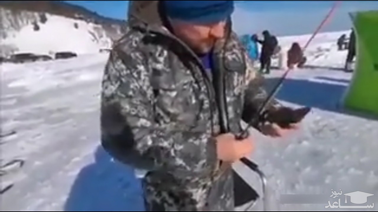 (فیلم) شکار ماهی با کمک موبایل ضد آب