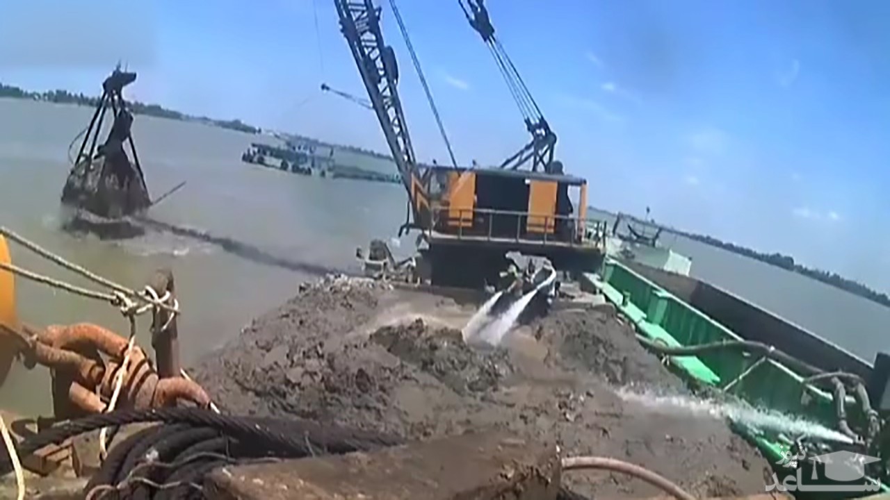 سقوط بیل مکانیکی به داخل رودخانه حین لایروبی