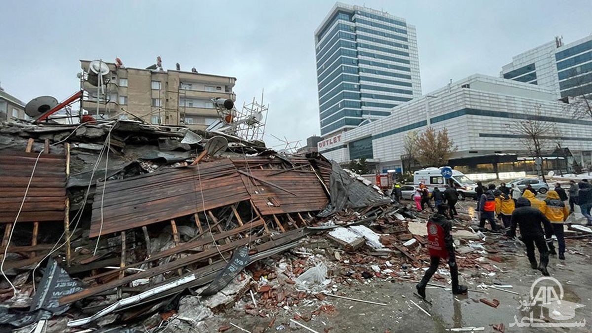 لحظه فرو ریختن ساختمان مسکونی چند طبقه بعد از پس لرزه شدید در ترکیه +فیلم