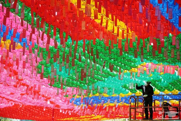 آمادگی ها برای برگزاری جشن تولد بودا در شهر سئول کره جنوبی/ رویترز