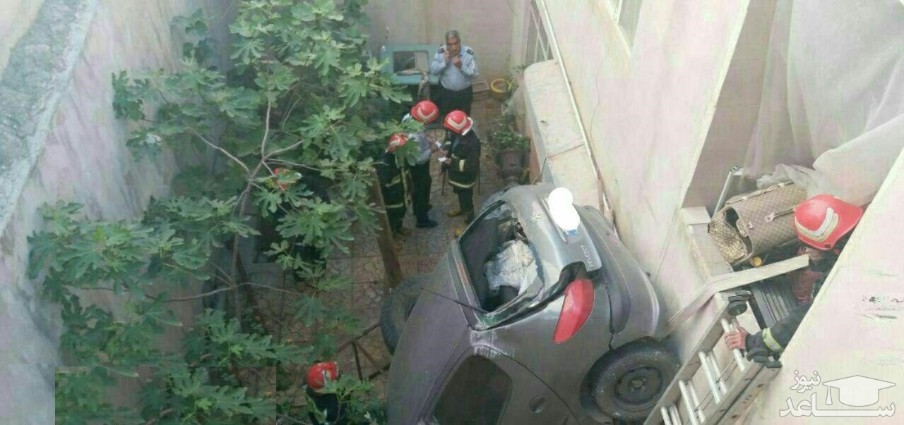 (عکس) سقوط باورنکردنی یک خودرو به حیاط خانه در کرمانشاه!