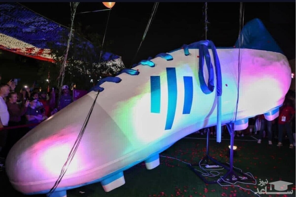 (فیلم) رونمایی از بزرگترین کفش فوتبال جهان