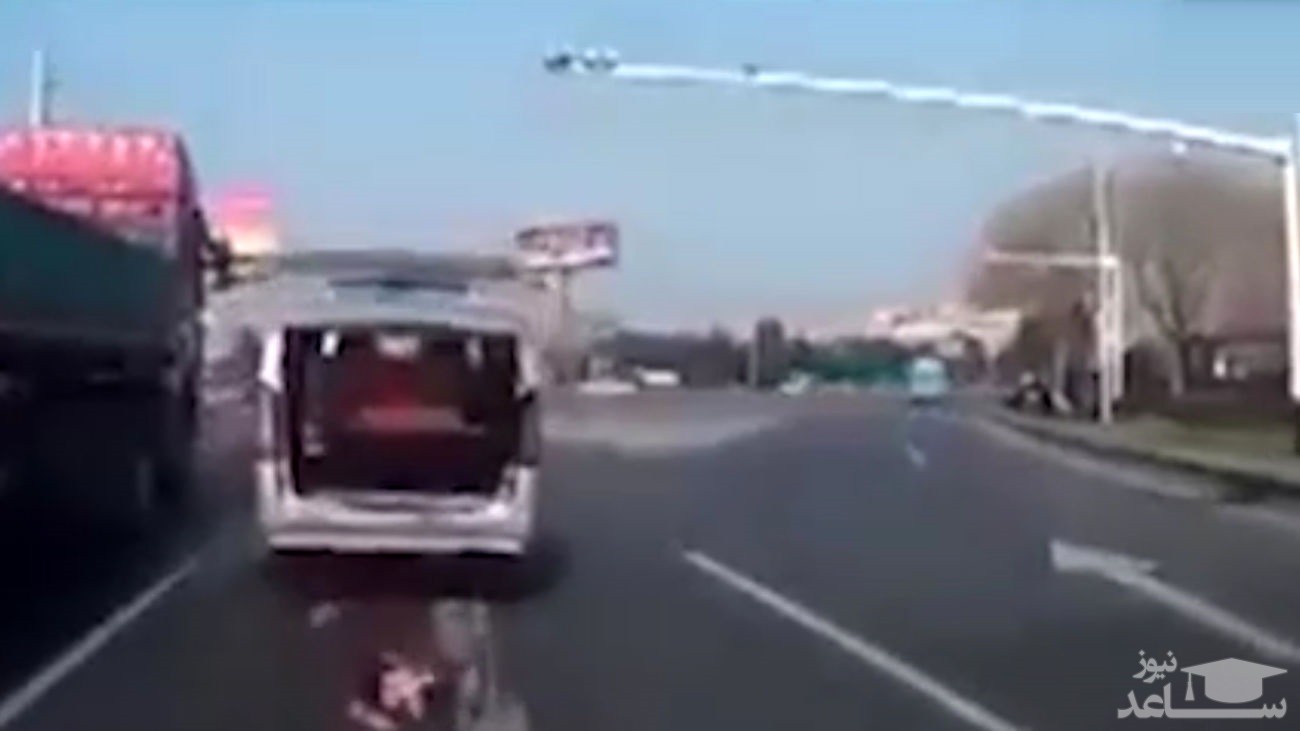 (فیلم) تصادف وحشتناک و بیرون پرت شدن یک کودک از خودرو، عاقبت بی توجهی به چراغ قرمز