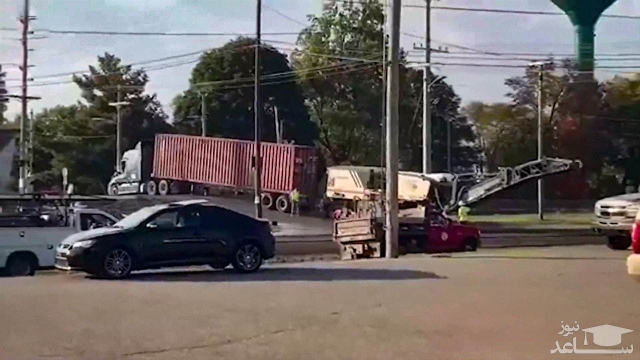 (فیلم) نصف شدن تریلی پس از برخورد با قطار