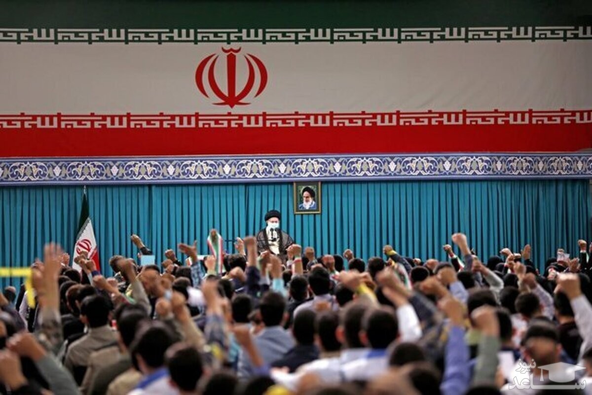 حضور یک دانش آموز با لباس محلی در دیدار با رهبر انقلاب